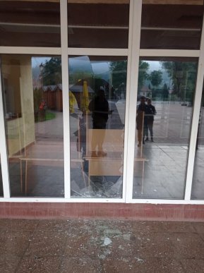 Завдали шкоди людям: поліція розповіла, що накоїла група неповнолітніх хлопців – 02