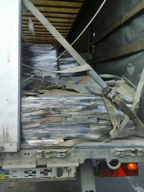 На Воловеччині патрульні затримали водія, який нелегально перевозив дорогоцінне каміння – 03
