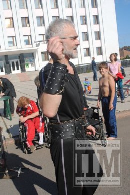 Сергій Вінер разом з вихованцями продемонстували мукачівським велосипедистам власні трюки (ФОТО) – 09 Сергій Вінер разом з вихованцями продемонстували мукачівським велосипедистам власні трюки (ФОТО) – 09