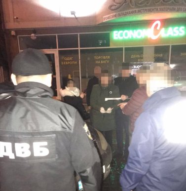 Поліцейський вимагав хабар за погодження дозволу на рекламу – 03