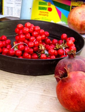 На ринку в Мукачеві вже продають черешні, а полуниця відчутно здешевшала – 05