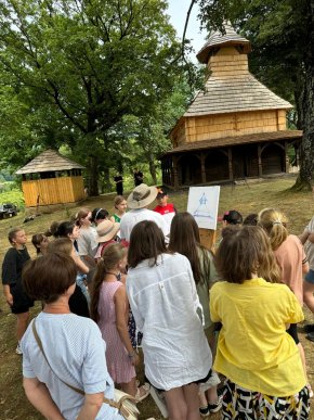 Дерев’яний храм у селі Щасливе малювали на пленері юні художники – 02