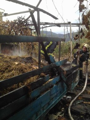 У Хусті вогнеборці гасили палаючий причіп – 04 У Хусті вогнеборці гасили палаючий причіп – 04