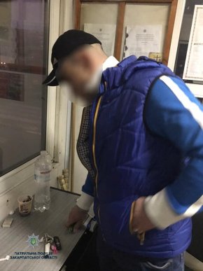 Почали агресивно поводитися: поліція затримала двох чоловіків – 02 Почали агресивно поводитися: поліція затримала двох чоловіків – 02