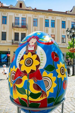 У центральній частині Ужгорода встановили великі писанки – 03