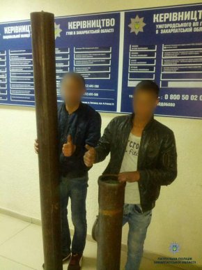 З будівлі залізничного вокзалу в Ужгороді двоє чоловіків вкрали металеві труби – 02