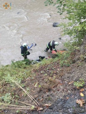 На Закарпатті чоловік впав із крутого схилу в річку – 01
