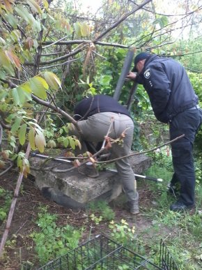 У Мукачеві нелюд жорстоко вчинив із собакою – 03