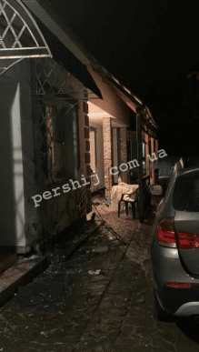 На подвір’я підприємця кинули гранати: з’явились фото з місця події – 01