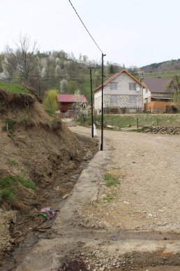 На Тячівщині місцеві мешканці самостійно розширили та забетонували частину комунальної вулиці – 08