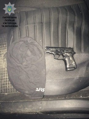 Чоловік роз’їжджав містом, маючи при собі наркотики та пістолет – 05 Чоловік роз’їжджав містом, маючи при собі наркотики та пістолет – 05