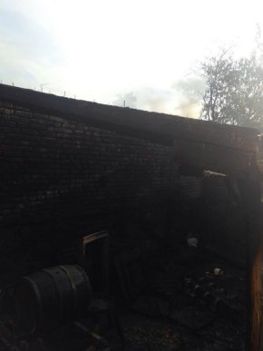 У Мукачеві згорів гараж із машиною всередині: рятувальники розповіли усі подробиці – 01