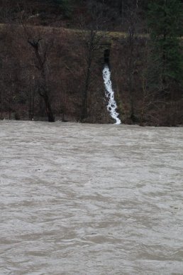 На Рахівщині селевий потік змив дорогу на Драгобрат – 01