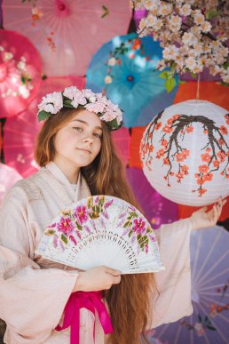 «Острівець Японії»: в Ужгороді провели акцію «Фото патріота» з сакурами – 01