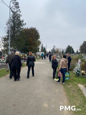 Запалюють свічки та приносять квіти: як проходить День пам’яті померлих на Закарпатті – 09