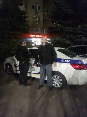 В Ужгороді чоловік розбив вітрину магазину – 01 В Ужгороді чоловік розбив вітрину магазину – 01