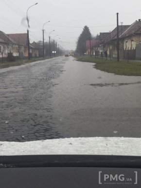 Окремі вулиці, тротуари та частина набережної Мукачева – у воді. Люди не приховують обурення – 12 Окремі вулиці, тротуари та частина набережної Мукачева – у воді. Люди не приховують обурення – 12
