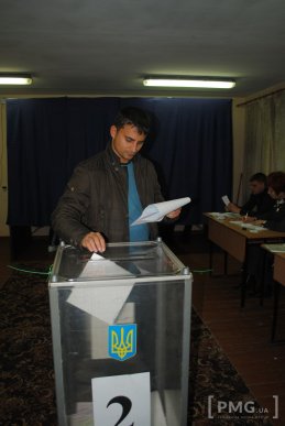 Студенти УжНУ стоять у чергах, аби проголосувати – 02