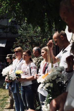 На похорон прийшли сотні людей: Мукачево попрощалося із Романом Жуком – 06