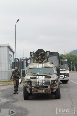 У бік Ужгорода знову рушила колона військової техніки – 06