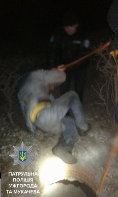 У Мукачеві чоловік упав у відкритий люк: патрульні врятували – 02