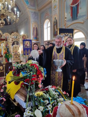 В одній із громад попрощались із полеглим військовим – 01