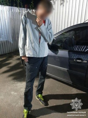 Попросив подзвонити і втік: нахабне пограбування у Мукачеві – 02