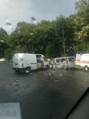 Автотроща на Закарпатті: зіткнулися мікроавтобуси – 04