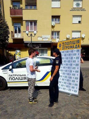 У центрі Мукачева патрульні спілкувалися з містянами – 03