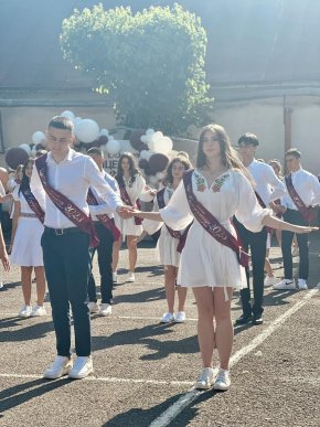 У школах Мукачева пролунав останній дзвоник для учнів 11 класів – 08