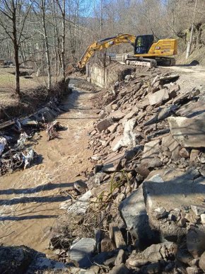 На Закарпатті дорожники зводять підпірну стінку для захисту від зсувів – 03 На Закарпатті дорожники зводять підпірну стінку для захисту від зсувів – 03