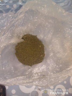 У жителя Рахова поліція вилучила зброю та наркотики   – 01 У жителя Рахова поліція вилучила зброю та наркотики   – 01