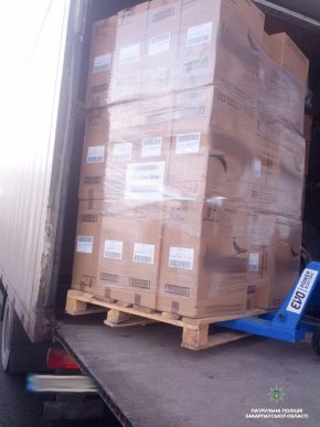 У Нижніх Воротах зупинили вантажівку з сигаретами на 7 мільйонів – 04 У Нижніх Воротах зупинили вантажівку з сигаретами на 7 мільйонів – 04