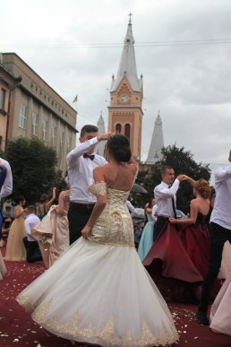 Випускники Мукачева станцювали прощальний вальс – 10