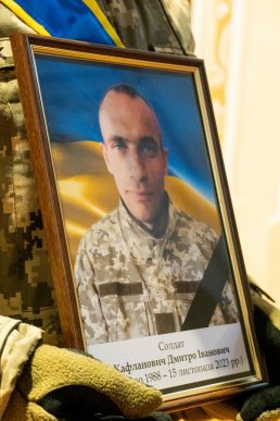 У Мукачеві провели в останню путь 35-річного Героя – 02