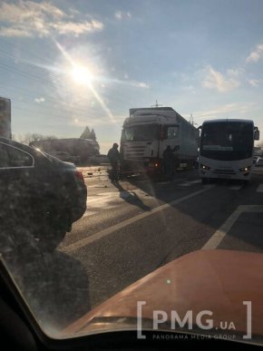 Уламки машин розкидані по дорозі: на виїзді з Мукачева сталась ДТП – 07