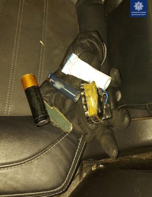 В Ужгороді невідомий розпивав алкоголь неподалік пограбованої автівки – 05 В Ужгороді невідомий розпивав алкоголь неподалік пограбованої автівки – 05