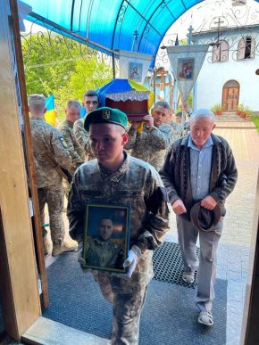 У Героя залишились 2 донечки: на Закарпатті поховали захисника – 03 У Героя залишились 2 донечки: на Закарпатті поховали захисника – 03