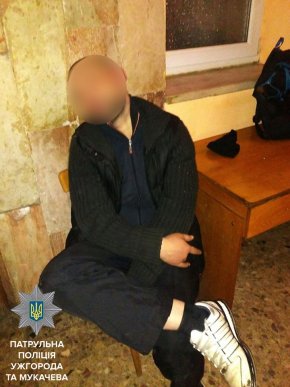 У свій вихідний день мукачівський патрульний затримав чоловіка, який підозрюється у крадіжці палива з автобуса – 03 У свій вихідний день мукачівський патрульний затримав чоловіка, який підозрюється у крадіжці палива з автобуса – 03