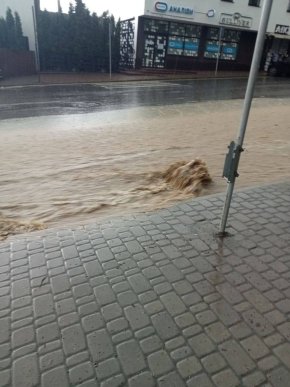 Стихія в Ужгороді: потужна злива перетворила дороги на водні потоки – 03