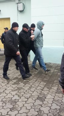 Поліція затримала сімох осіб, які облили жінок фарбою. Серед них – кілька дівчат – 03