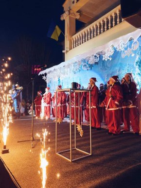 В центрі Мукачева дітлахи отримали солодкі подарунки – 04
