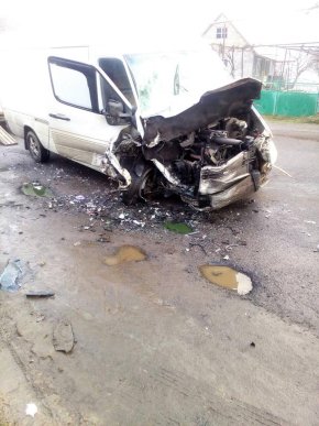 Ранкова ДТП на Іршавщині: лоб в лоб зіткнулись "Daewoo" та "Mercedes" – 01