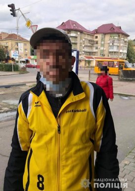 Поліцейські показали, як в Ужгороді посеред вулиці затримували зловмисника – 02 Поліцейські показали, як в Ужгороді посеред вулиці затримували зловмисника – 02