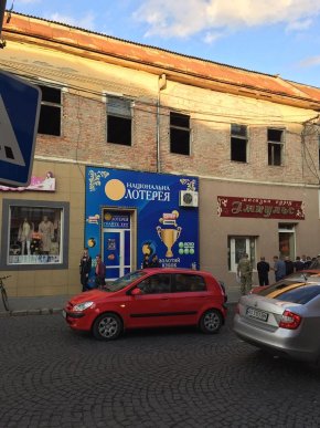 Конфлікт у центрі Мукачева: у відповідь на зауваження "муніципалів" порушники жбурнули камінь в автомобіль – 05