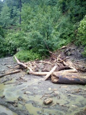 На Рахівщині зсув ґрунту перекрив трасу «Мукачево – Рогатин» – 04