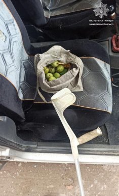 Чоловік лежав обіч дороги і благав про допомогу – 01