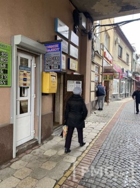 Черги на АЗС і біля банкоматів: що відбувається в Мукачеві після оголошення воєнного стану – 04