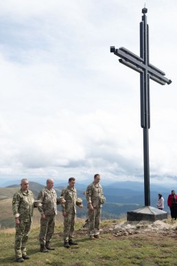 На вершині гори Великий Верх підняли прапор України – 05
