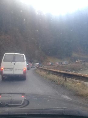 На Рахівщині стався зсув ґрунту. На дорозі утворились затори – 03